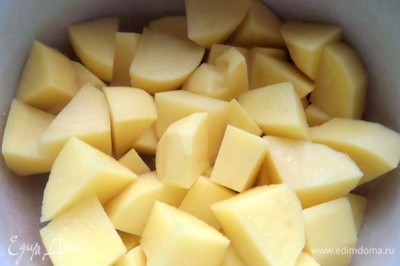 Делим картофель на крупные куски и ставим вариться до готовности с солью.