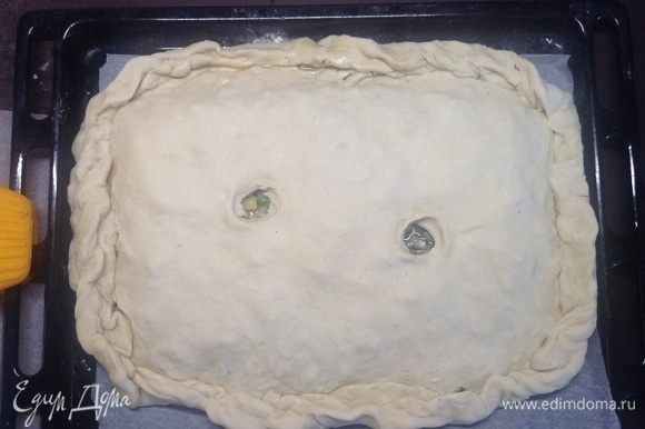 Заклеив по периметру, делаем две дырочки и туда остаток масла растительного вливаем, чуток оставим, чтобы смазать пирог после выпекания.