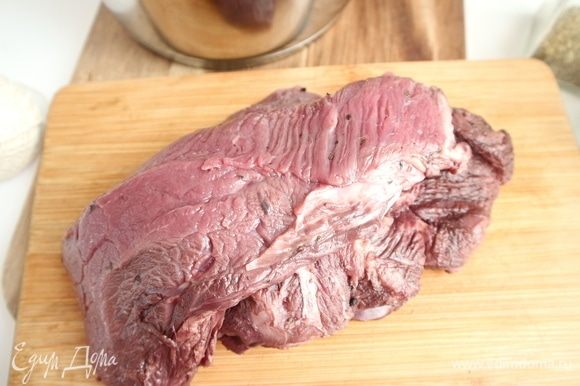 Процедить маринад из кастрюли с мясом, овощи из него удалить, а вино оставить. Мясо тщательно обсушить салфеткой.