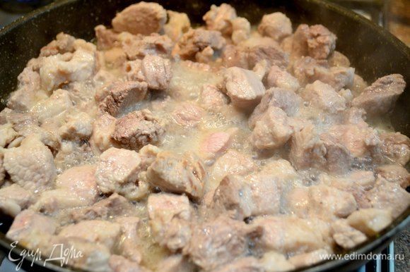 Количество ингредиентов можно использовать на свой взгляд и вкус от количества нужных порций. Мясо свинины нарезать на кусочки и обжарить.