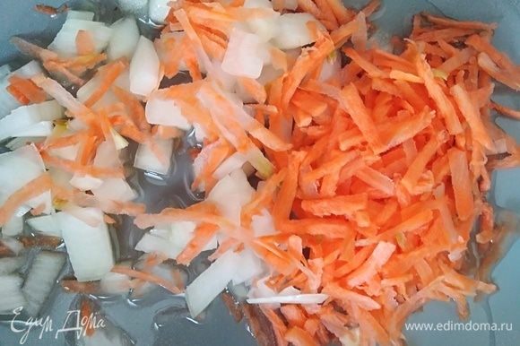 Пока фалафель запекается, готовим соус. Небольшую морковь и лук почистить. Лук нарезать кубиками, морковь натереть. В сковороду влить масло, обжарить лук с морковью около 3 минут, помешивая.