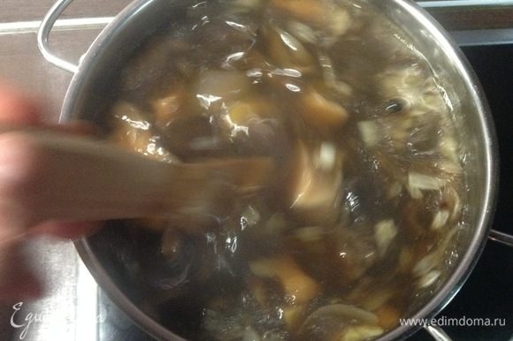 Как картошка готова, всыпаем перец свежедавленный и лук подрумяненный, лаврушки два листочка, перемешиваем.
