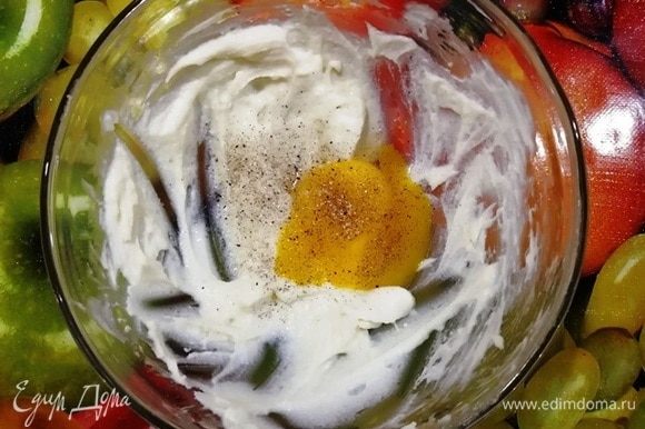 Рикотту смешиваем с сахарной пудрой, желтком 1 яйца и ванилью. Смазываем наш пирог и отправляем его в духовку на 35-40 минут. Духовка разогрета до 180°С.
