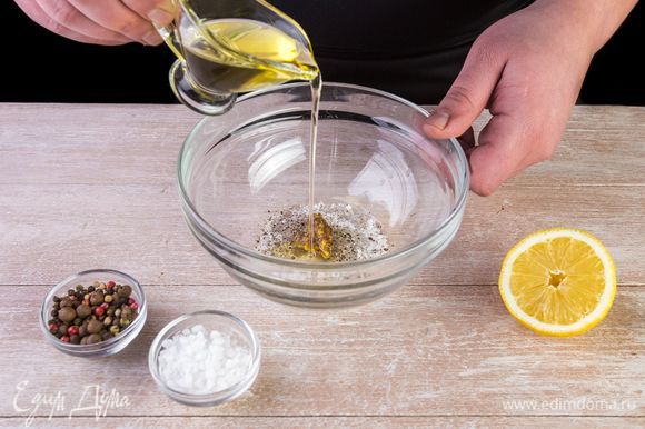 Смешайте заправку из оливкового масла, лимонного сока, горчицы, сахара, соли и черного перца.