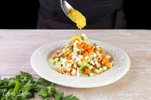 Смешайте все продукты для салата: куриное мясо, морковь, огурцы и яйца. Полейте салат заправкой, тщательно перемешайте и украсьте зеленью.