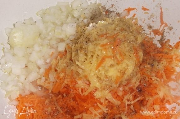 Лук нарезать. Морковь и картошку натереть на мелкой терке. Посолить, поперчить. Добавить растительное масло.