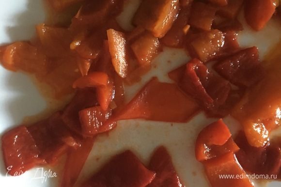 Домашний маринованный болгарский перчик нарезать и отправить в суп. Также самое время положить немного томатной пасты.