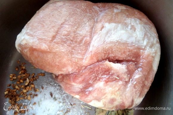 Можно взять мясо на кости или ребрышки. У меня кусок свинины почти без жира весом 600 г.