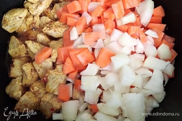 Лук и морковь почистить и нарезать кубиками. Добавить к мясу и готовить 5 минут вместе.