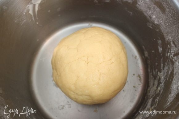Замесить на посыпанной мукой поверхности однородное тесто, скатать в шар, завернуть в пленку, убрать в холодильник минут на 30–40.
