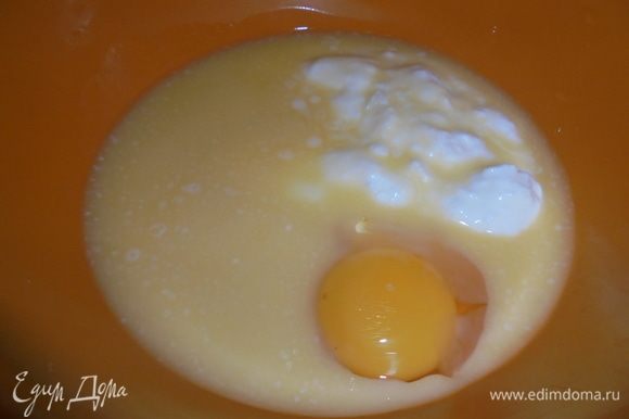 Растопите сливочное масло, добавьте к нему яйцо, йогурт. Хорошо перемешайте.