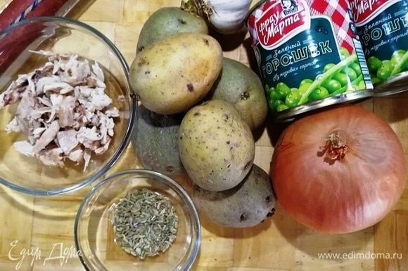 Подготовим ингредиенты для супа. 2 банки зеленого горошка ТМ «Фрау Марта», картофель, лук, чеснок, курицу из бульона, семена фенхеля.