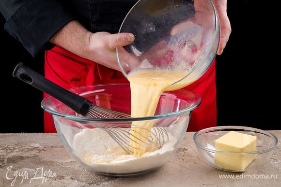 Соедините сухие и жидкие ингредиенты, добавьте к ним сливочное масло и вымесите тесто.