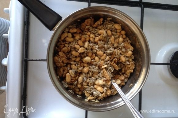 Томить 3 минуты, помешивая, пока ореховая масса в себя впитает мед и масло.