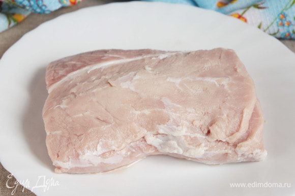 Для приготовления шариков из свинины потребуется кусок мякоти в виде кирпичика или брусочка весом 500-600 г. Мясо лучше брать без жира. Мясо промыть, обсушить полотенцем или салфеткой.