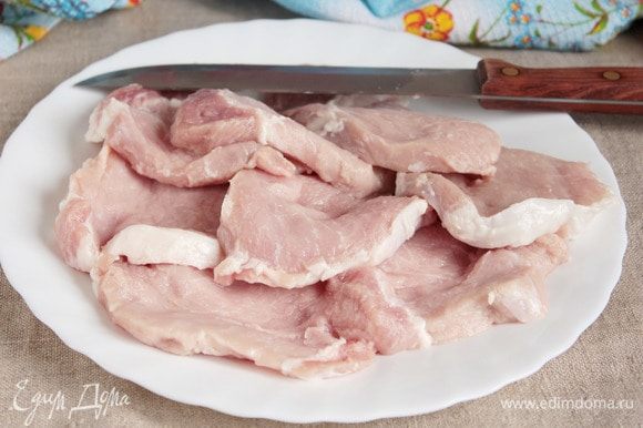 Разрезать подготовленный кусок свиной мякоти на 8 пластиков (или сколько выйдет) толщиной около 1 см. Подмороженное мясо нарезать будет гораздо легче, но у меня и с полностью размороженным куском проблем не возникло.