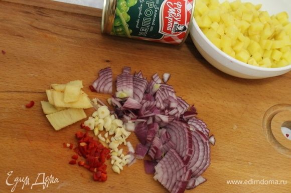 Картофель нарежьте мелким кубиком. Измельчите лук, чеснок, перец чили и имбирь. Можно используя блендер, измельчить все специи в соус.