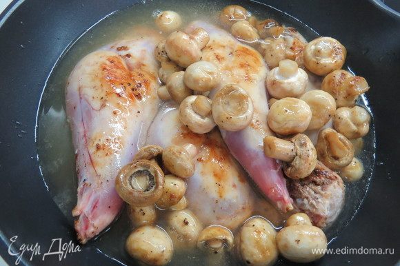 Влить куриный бульон в сковороду с кроликом и грибами.