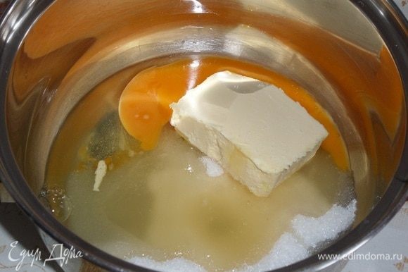 Подготовим продукты. В кастрюлю выкладываем сливочное масло, сахар, мед, яйцо и щепотку соли. Ставим кастрюлю на огонь.