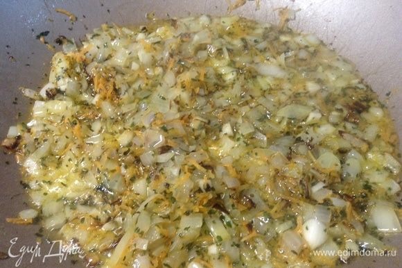 Тем временем морковь на мелкой терке, лук нашинковали, чеснока несколько зубчиков мелко нарезали, на сковородку в масло растительное, туда же можно и травку какую сухую.