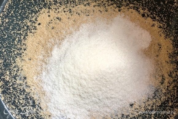 В большую чашу, в которой будем замешивать тесто, всыпать быстродействующие сухие дрожжи, соль и сахар.