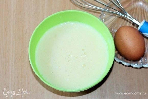 Погасить соду в кефире. Добавить яйцо, сахар, соль и ванилин, взбить смесь венчиком.