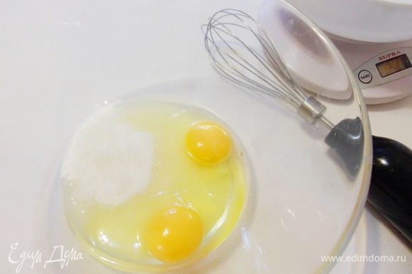 Положить в миску яйца и оставшийся сахарный песок.