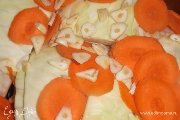 Добавить нарезанную морковь и чеснок.