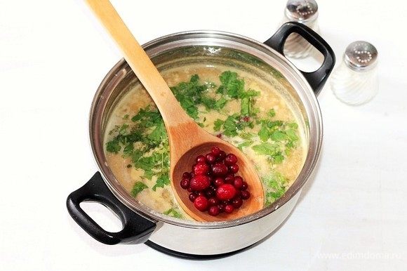 Доводим суп до кипения, добавляем клюкву (2 ст. л.) и порубленную зелень. Варим еще 1–2 минуты, и суп готов!