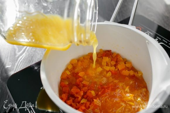 Добавим апельсиновый сок, который мы выжмем из 2-х апельсинов, все перемешаем и поставим на огонь, доведем до кипения и выключим. Оставим смесь остывать.