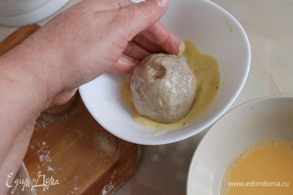 Подготовленные зразы можно обжаривать на сковороде, но приготовленные во фритюре получаются вкуснее и сочнее внутри. Поэтому обваляйте вначале их в муке, окуните в разболтанное яйцо, обсыпьте панировочными сухарями и отправьте во фритюр.