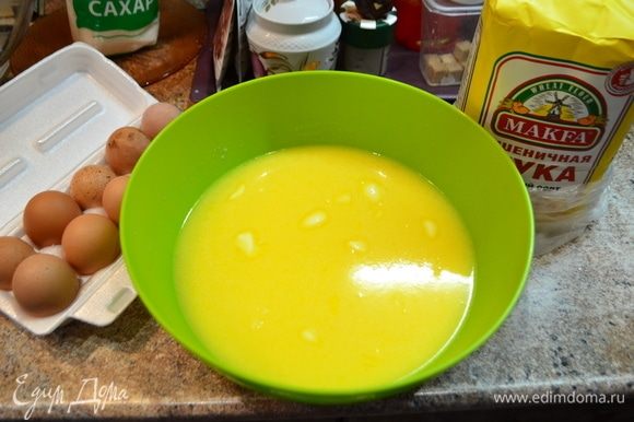 Для богатого вкуса куличей всегда использую деревенские яйца, молоко, сливки. Молоко разогреть, добавить сливочное масло, 1 стакан сахара, соль, яйца, дрожжи.
