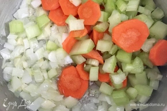 И отправить к луку с чесноком морковь и сельдерей. Перемешать. Посолить и поперчить по вкусу. Добавить щепотку сухого орегано. В горячем масле и в компании овощей специя начнет благоухать.