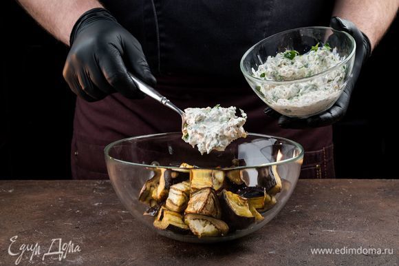 Заправьте салат, посолите по вкусу, добавьте перец.