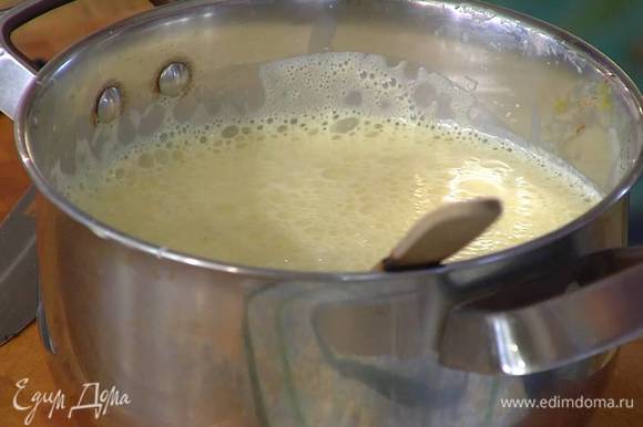 Вылить сахарно-желтковую смесь в кастрюлю с оставшимся горячим молоком и еще немного взбить все блендером.
