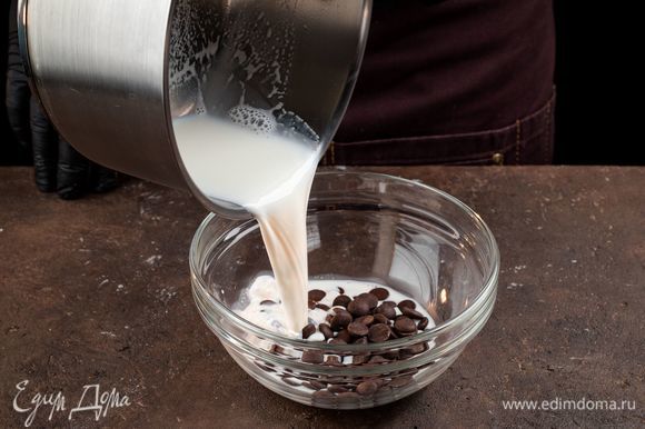 Горький шоколад растопите с молоком (в микроволновке или на водяной бане).