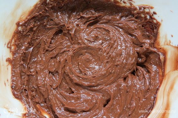 Затем тонкой струйкой влить остывшую шоколадную массу, взбить.
