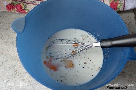 Пока запекается тыква, смешиваем яйца с молоком, солим, перчим. Можно разбавить молоко сливками. Петрушку моем и мелко рубим.