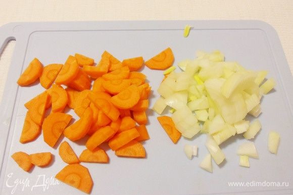 Очищенные лук и морковь нарезать произвольными некрупными кусочками.