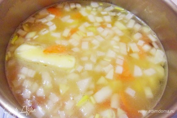 Все овощи сложить в кастрюлю, залить 1–1,5 л кипятка, добавить кусочек сливочного масла. С ним овощи быстрее сварятся, и вкус супа будет более мягким. Накрыть кастрюлю крышкой, после закипания варить на среднем огне до полной готовности овощей.
