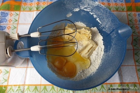 Добавить мягкое масло, яйца и сахар. Все перемешать миксером в течение 4-х минут.