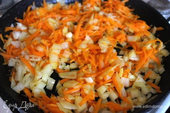 Обжариваем лук и морковь на сковороде.