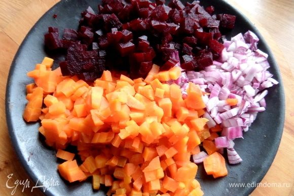 Красную луковицу и вареные овощи нарезать как можно мельче.