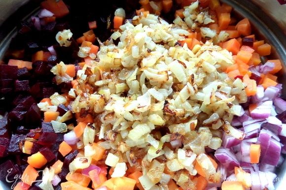 Перенести жареный лук в нарезанные овощи.