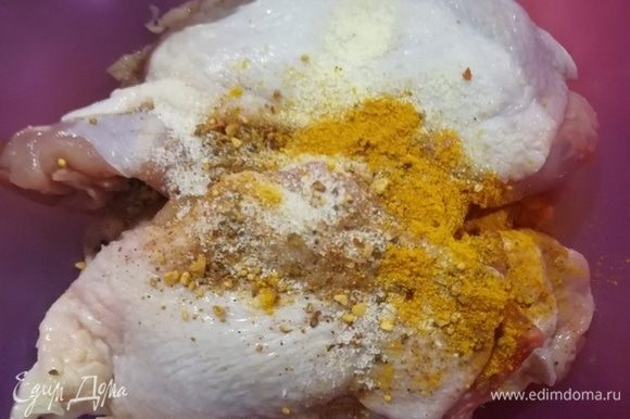 Маринуем куриное мясо в куркуме, соле, перце и сушеном чесноке.