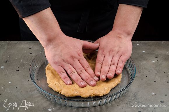 Форму для пирога Faberlic by Julia Vysotskaya смажьте сливочным маслом. Выложите тесто в форму, разровняйте его и выпекайте 20 минут.
