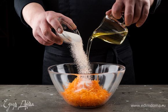 К тертой моркови добавьте разрыхлитель, ванилин, сахар и оливковое масло. Все перемешайте. Пшеничную муку просейте и постепенно введите в морковную массу. Замесите руками плотное, но мягкое тесто.
