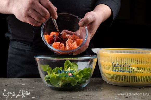 Выложите грейпфрут и свеклу на листья салата. Выжмите сверху оставшийся сок из грейпфрута.