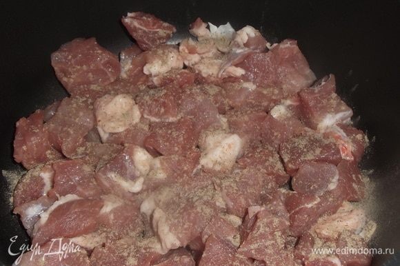 Включить духовку на 200°C. Пока режете мясо (у меня свиная лопатка), оно прогреется. Свинину нарезать кусочками примерно 1,5 см на 1,5 см. Уложить на дно казана или кастрюли. Посыпать перцем.