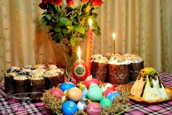 «На подносе, на хрустальном праздничный кулич стоит, в радуге яиц пасхальных весело свеча горит,. Эти свечи зажигаем в день весенний неспроста! От души всех поздравляем с Воскресением Христа!»